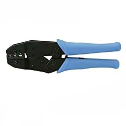 Pince à sertir pour connecter des câbles réseau Ethernet