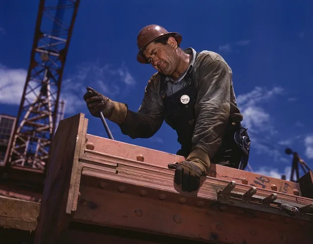 Professionnels du bâtiment en tenue de travail sur un chantier