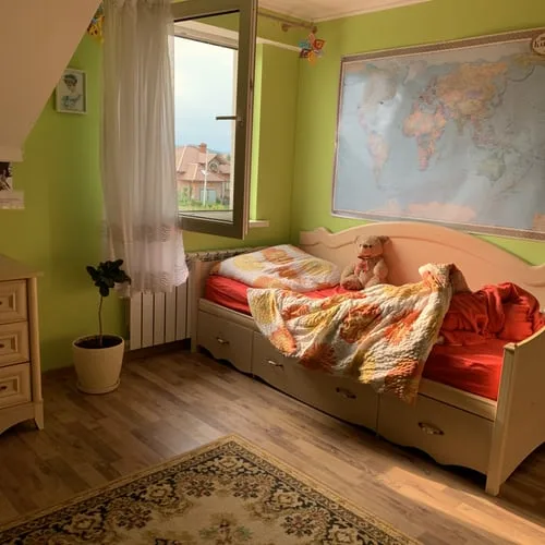 Chambre lumineuse et bien aménagée pour jumeaux avec lits jumeaux