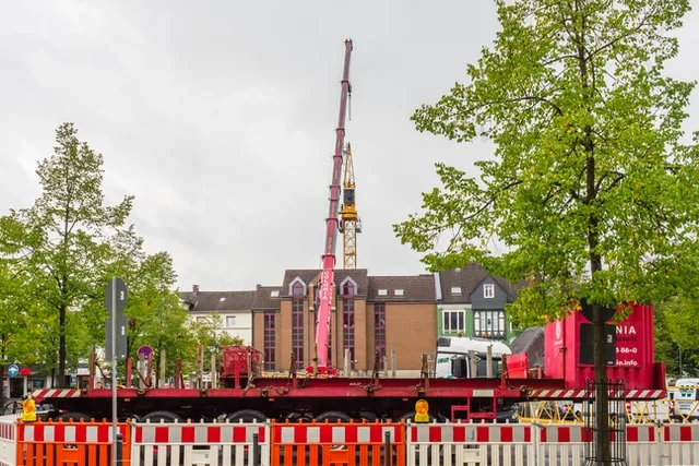 Barrières et clôtures délimitant une zone de travaux urbains
