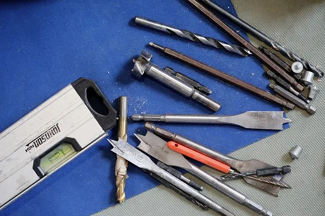 Boîte à outils avec mètre et niveau pour le bricolage