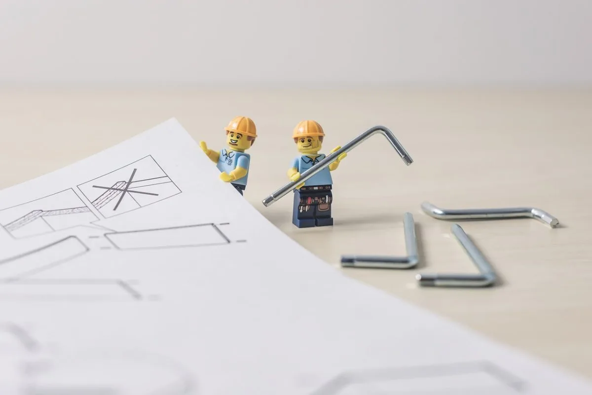 coin de bricolage bien organisé avec outils et rangements adaptés