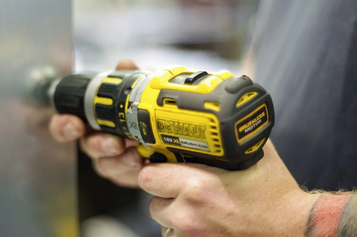 perceuse Dewalt sur un plan de travail avec outils de bricolage