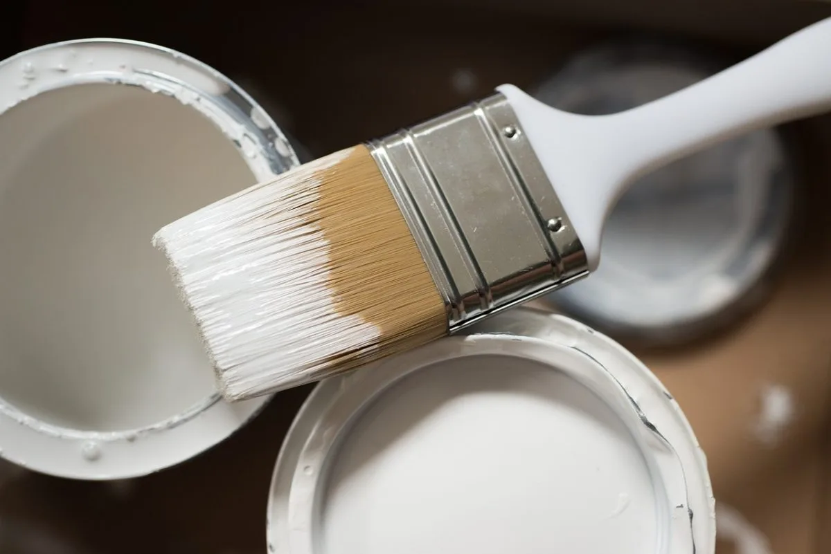 Pinceau et outils de bricolage sur une table de travail