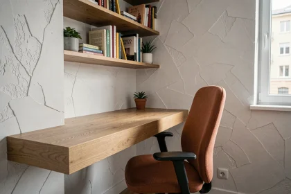 Bureau à domicile aménagé avec goût par un architecte d'intérieur, avec bureau en chêne flottant et chaise ergonomique en tissu terracotta